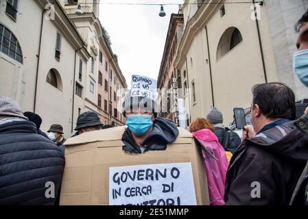 MIO Italia veranstaltete seine nationale Demonstration auf der Piazza del Popolo, um die dramatische Situation der italienischen Hotellerie während der so genannten „zweiten Welle“ der Pandemie Covid-19/Coronavirus hervorzuheben, um die Regierung aufzufordern, für sofortige Investitionen, Hilfen (Ristori) und Maßnahmen zur Rettung ihrer Industrie zu handeln. Kredit: LSF Foto/Alamy Live Nachrichten Stockfoto