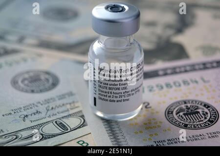 Original Pfizer BioNTech COVID-19 Impfstofffläschchen. Echtes Impffoto. Selektiver Fokus. Stafford, Vereinigtes Königreich - Januar 23 2021. Stockfoto