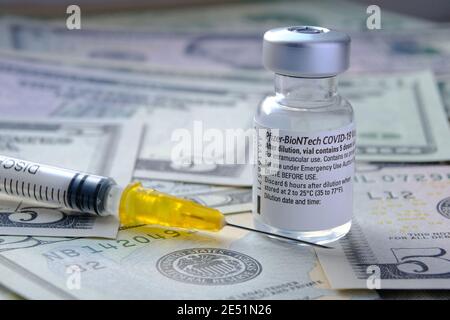 Original Pfizer BioNTech COVID-19 Impfstofffläschchen. Echtes Impffoto. Selektiver Fokus. Stafford, Vereinigtes Königreich - Januar 23 2021. Stockfoto