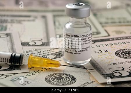 Original Pfizer BioNTech COVID-19 Impfstofffläschchen. Echtes Impffoto. Selektiver Fokus. Stafford, Vereinigtes Königreich - Januar 23 2021. Stockfoto