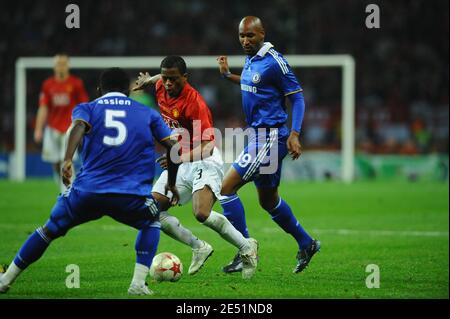 Patrice Evra von Manchester United kämpft am 21. Mai 2008 im Luzhniki-Stadion in Moskau, Russland, um den Ball vor Chelsea's Michael Essien und Nicolas Anelka zu halten. Das Spiel endete in einem Unentschieden von 1-1 und Manchester United besiegt 6-5, Chelsea im Elfmeterschießen. Foto von Steeve McMay/Cameleon/ABACAPRESS.COM Stockfoto