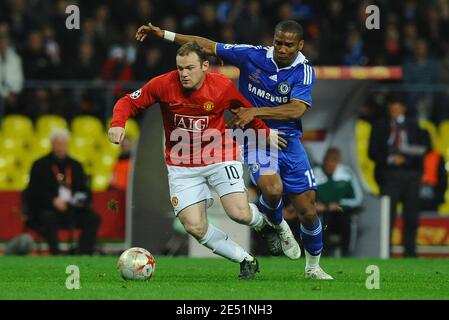 Wayne Rooney von Manchester United fordert Chelsea Florent Malouda während des UEFA Champions League-Finales Fußballspiel, Manchester United gegen Chelsea am 21. Mai 2008 im Luzhniki-Stadion in Moskau, Russland, heraus. Das Spiel endete in einem Unentschieden von 1-1 und Manchester United besiegt 6-5, Chelsea im Elfmeterschießen. Foto von Steeve McMay/Cameleon/ABACAPRESS.COM Stockfoto