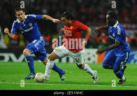 Carlos Tevez von Manchester United in Aktion zwischen Chelsea-Frank Lampard Michael Essien während des UEFA Champions League Final Soccer Spiel, Manchester United gegen Chelsea im Luzhniki Stadium in Moskau, Russland am 21. Mai 2008. Das Spiel endete in einem Unentschieden von 1-1 und Manchester United besiegt 6-5, Chelsea im Elfmeterschießen. Foto von Steeve McMay/Cameleon/ABACAPRESS.COM Stockfoto