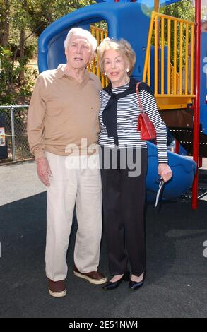 Kirk und Anne Douglas waren heute Morgen in der Ivanhoe Elementary School in Los Angeles, um einen neuen Kindergarten-Spielplatz zu widmen. Los Angeles, CA, USA, am 21. Mai 2008. Die Kindergärtner begannen die Zeremonie mit dem Gelübde der Allegiance und machten dann ein süßes Lied und Tanz für Kirk und Anne, zu der Zeit begann Kirk glücklich mit den Kindern zu tanzen. Die Zeremonie beinhaltete Kirk ein gelbes Band zu schneiden, gefolgt von Kirks innerauguraaler "erste Rutsche" die Spielplatzrutsche hinunter. Kirk, jetzt ein sehr junger 91 Jahre alt, und seine Frau startete den Anne & Kirk Douglas Playground Award, der Matchin zur Verfügung stellt Stockfoto