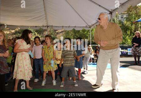 Kirk und Anne Douglas waren heute Morgen in der Ivanhoe Elementary School in Los Angeles, um einen neuen Kindergarten-Spielplatz zu widmen. Los Angeles, CA, USA, am 21. Mai 2008. Die Kindergärtner begannen die Zeremonie mit dem Gelübde der Allegiance und machten dann ein süßes Lied und Tanz für Kirk und Anne, zu der Zeit begann Kirk glücklich mit den Kindern zu tanzen. Die Zeremonie beinhaltete Kirk ein gelbes Band zu schneiden, gefolgt von Kirks innerauguraaler "erste Rutsche" die Spielplatzrutsche hinunter. Kirk, jetzt ein sehr junger 91 Jahre alt, und seine Frau startete den Anne & Kirk Douglas Playground Award, der Matchin zur Verfügung stellt Stockfoto