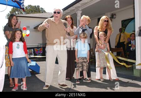 Kirk und Anne Douglas waren heute Morgen in der Ivanhoe Elementary School in Los Angeles, um einen neuen Kindergarten-Spielplatz zu widmen. Los Angeles, CA, USA, am 21. Mai 2008. Die Kindergärtner begannen die Zeremonie mit dem Gelübde der Allegiance und machten dann ein süßes Lied und Tanz für Kirk und Anne, zu der Zeit begann Kirk glücklich mit den Kindern zu tanzen. Die Zeremonie beinhaltete Kirk ein gelbes Band zu schneiden, gefolgt von Kirks innerauguraaler "erste Rutsche" die Spielplatzrutsche hinunter. Kirk, jetzt ein sehr junger 91 Jahre alt, und seine Frau startete den Anne & Kirk Douglas Playground Award, der Matchin zur Verfügung stellt Stockfoto