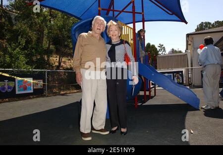 Kirk und Anne Douglas waren heute Morgen in der Ivanhoe Elementary School in Los Angeles, um einen neuen Kindergarten-Spielplatz zu widmen. Los Angeles, CA, USA, am 21. Mai 2008. Die Kindergärtner begannen die Zeremonie mit dem Gelübde der Allegiance und machten dann ein süßes Lied und Tanz für Kirk und Anne, zu der Zeit begann Kirk glücklich mit den Kindern zu tanzen. Die Zeremonie beinhaltete Kirk ein gelbes Band zu schneiden, gefolgt von Kirks innerauguraaler "erste Rutsche" die Spielplatzrutsche hinunter. Kirk, jetzt ein sehr junger 91 Jahre alt, und seine Frau startete den Anne & Kirk Douglas Playground Award, der Matchin zur Verfügung stellt Stockfoto