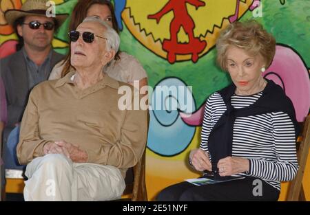 Kirk und Anne Douglas waren heute Morgen in der Ivanhoe Elementary School in Los Angeles, um einen neuen Kindergarten-Spielplatz zu widmen. Los Angeles, CA, USA, am 21. Mai 2008. Die Kindergärtner begannen die Zeremonie mit dem Gelübde der Allegiance und machten dann ein süßes Lied und Tanz für Kirk und Anne, zu der Zeit begann Kirk glücklich mit den Kindern zu tanzen. Die Zeremonie beinhaltete Kirk ein gelbes Band zu schneiden, gefolgt von Kirks innerauguraaler "erste Rutsche" die Spielplatzrutsche hinunter. Kirk, jetzt ein sehr junger 91 Jahre alt, und seine Frau startete den Anne & Kirk Douglas Playground Award, der Matchin zur Verfügung stellt Stockfoto