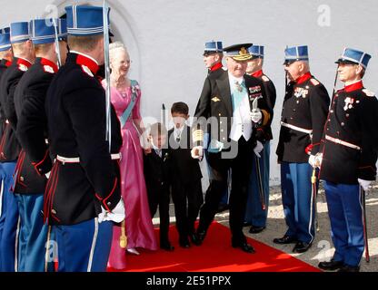 Königin Margrethe und Prinz Henrik von Dänemark nehmen am 24. Mai 2008 an der Hochzeit zwischen Prinz Joachim von Dänemark und Marie Cavallier in der Mogeltoner Kirche, Südjütland, Dänemark, Teil. Dies ist eine Wiederhochzeit für Prinz Joachim (jüngerer Sohn von Königin Margrethe II. Und Prinz Henri de Montpezat), 39, der Alexandra Manley am 18. November 1995 heiratete und sich am 8. April 2005 scheiden ließ. Prinzessin Marie Cavallier, 32, ist französische Staatsbürgerin und gehört der römisch-katholischen Kirche an. Foto von Patrick Bernard/ABACAPRESS.COM Stockfoto