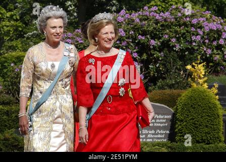 Prinzessin Benedikte und ehemalige Königin von Griechenland Anne-Marie besuchen die Hochzeit zwischen Prinz Joachim von Dänemark und Marie Cavallier in der Kirche Mogeltunder, Südjütland, Dänemark am 24. Mai 2008. Dies ist eine Wiederhochzeit für Prinz Joachim (jüngerer Sohn von Königin Margrethe II. Und Prinz Henri de Montpezat), 39, der Alexandra Manley am 18. November 1995 heiratete und sich am 8. April 2005 scheiden ließ. Prinzessin Marie Cavallier, 32, ist französische Staatsbürgerin und gehört der römisch-katholischen Kirche an. Foto von Patrick Bernard/ABACAPRESS.COM Stockfoto