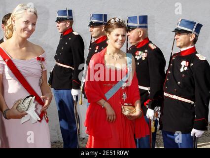 Kronprinzessin Victoria von Schweden und Kronprinzessin Mette-Marit von Norwegen nehmen am 24. Mai 2008 an der Hochzeit zwischen Prinz Joachim von Dänemark und Marie Cavallier in der Kirche Mogeltunder, Südjütland, Dänemark, Teil. Dies ist eine Wiederhochzeit für Prinz Joachim (jüngerer Sohn von Königin Margrethe II. Und Prinz Henri de Montpezat), 39, der Alexandra Manley am 18. November 1995 heiratete und sich am 8. April 2005 scheiden ließ. Prinzessin Marie Cavallier, 32, ist französische Staatsbürgerin und gehört der römisch-katholischen Kirche an. Foto von Patrick Bernard/ABACAPRESS.COM Stockfoto