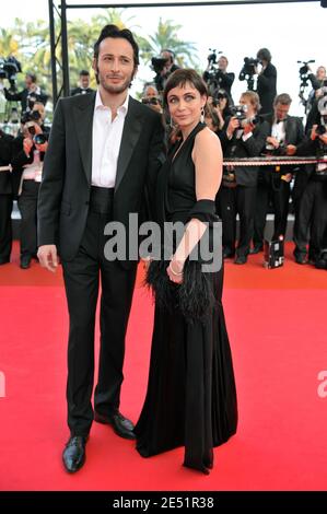 Emmanuelle Beart und ihr Freund Michael Cohen kamen am 23. Mai 2008 im Palais des Festivals in Cannes, Südfrankreich, zur Vorführung von Charlie Kaufmans 'Synecdoche, New York' an, die im Wettbewerb der 61. Filmfestspiele von Cannes präsentiert wurde. Foto von Hahn-Nebinger-Orban/ABACAPRESS.COM Stockfoto