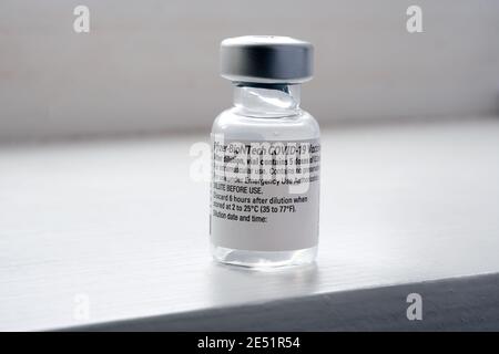 Original Pfizer BioNTech COVID-19 Impfstofffläschchen. Echtes Impffoto. Selektiver Fokus. Stafford, Vereinigtes Königreich - Januar 23 2021. Stockfoto