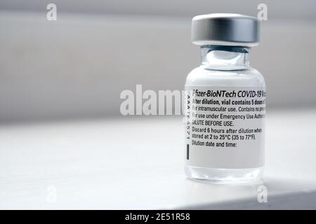 Original Pfizer BioNTech COVID-19 Impfstofffläschchen. Echtes Impffoto. Selektiver Fokus. Stafford, Vereinigtes Königreich - Januar 23 2021. Stockfoto