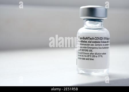 Original Pfizer BioNTech COVID-19 Impfstofffläschchen. Echtes Impffoto. Selektiver Fokus. Stafford, Vereinigtes Königreich - Januar 23 2021. Stockfoto