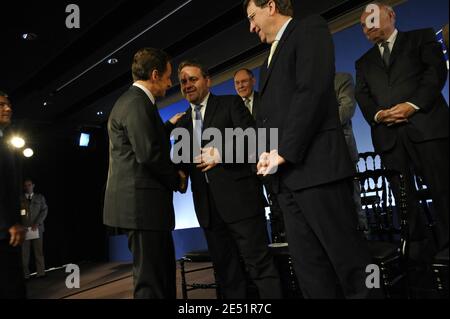 Der französische Präsident Nicolas Sarkozy, der Minister für Arbeit, Arbeitsbeziehungen, Familie und Solidarität Xavier Bertrand und der Bildungsminister Xavier Darcos während der Feier zum 10. Jahrestag der Stiftung Second Chance im Pavillon Gabrile in Paris, Frankreich, am 19. Mai 2008. Vincent Bollore und Michel Giraud schufen die Second Chance Foundation. Foto von Elodie Gregoire/ABACAPRESS.COM Stockfoto