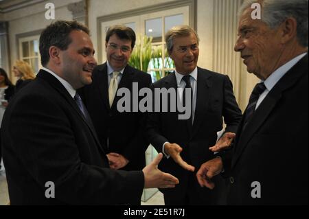 Der französische Minister für Arbeit, Arbeitsbeziehungen, Familie und Solidarität Xavier Bertrand, der nationale Bildungsminister Xavier Darcos, Vincent Bollore und Michel Giraud bei der Feier zum 10. Jahrestag der Second Chance Foundation am 19. Mai 2008 im Pavillon Gabrile in Paris, Frankreich. Vincent Bollore und Michel Giraud schufen die Second Chance Foundation. Foto von Elodie Gregoire/ABACAPRESS.COM Stockfoto