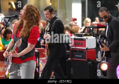 Sänger Alanis Morissette tritt am 23. Mai 2008 bei NBC's 'Today' Show Toyota Concert Series am Rockefeller Plaza in New York City, NY, USA auf. Foto von Gregorio Binuya/ABACAPRESS.COM Stockfoto