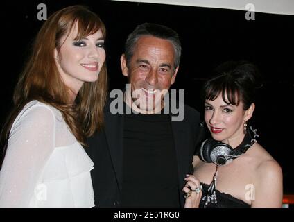 Louise Bourgoin, Thierry und seine Frau Beatrice Ardisson nehmen an der Elle Dior Party Teil, die am 23. Mai 2008 im Eden Roc Hotel während der 61. Filmfestspiele von Cannes in Cannes, Frankreich, stattfand. Foto von Denis Guignebourg/ABACAPRESS.COM Stockfoto