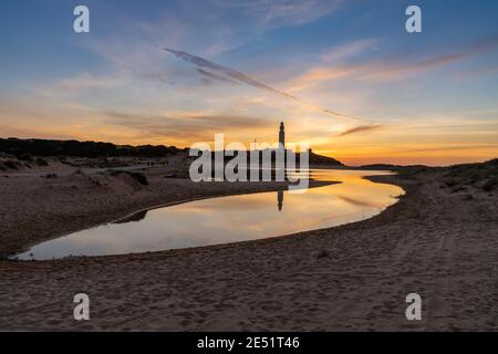 Ein Blick auf den Cape Trafalgar Leuchtturm nach Sonnenuntergang mit Farbenprächtiger Abendhimmel Stockfoto