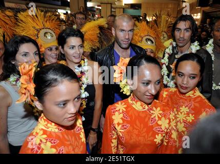 Frankreichs ehemaliger Fußball Robert Pires und seine Frau Jessica Lemarie, Zinedine Zidane und seine Frau Veronique kommen auf dem Flughafen Tahiti zum Jubiläum von Chrisian Karembeu und das Team von Frankreich der Fußball 1998 hat Papetee, Tahiti ein 24. Mai 2008. Foto von Lionel Hahn/Cameleon/ABACAPRESS.COM Stockfoto