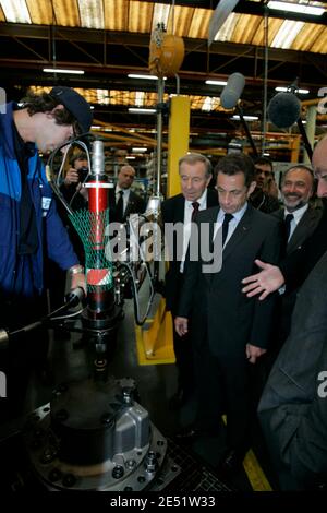 Der französische Präsident Nicolas Sarkozy besucht in Begleitung von Olivier Dassault am 26. Mai 2008 das Unternehmen Poclain Hydraulics in Verberie bei Compiegne, Nordfrankreich. Foto von Ludovic-Pool/ABACAPRESS Stockfoto