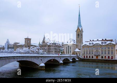 Stadtbild Zürich (Schweiz), Limmat, Fraumünster Kirche Stockfoto