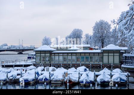 Schneebedecktes öffentliches Bad für Frauen (Frauenbad) in Zürich (Schweiz) Stockfoto