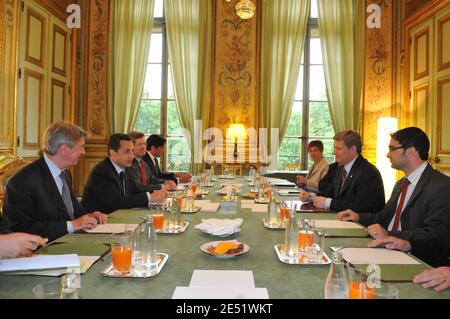 Der französische Präsident Nicolas Sarkozy (2. L) und Kanadas Premierminister Stephen Harper (2. R) treffen sich am 27. Mai 2008 im Elysee-Palast in Paris zu Gesprächen. Foto von Ammar Abd Rabbo/ABACAPRESS.COM Stockfoto