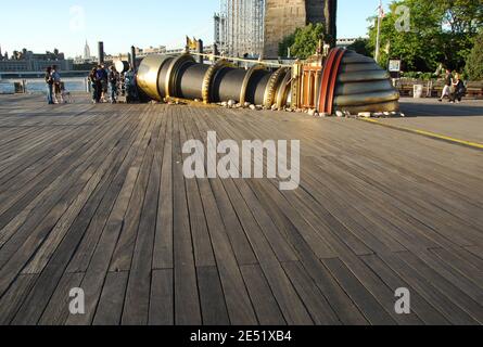 Besucher schauen am 29. Mai 2008 auf der Fulton Ferry Landing in Brooklyn, NY, USA in das Telectroscope. Das vom Londoner Künstler Paul St George erfundene Telectroscope verbindet Bilder zwischen New York und London im Schatten der Tower Bridge über Glasfaserkabel mit nur 3 Sekunden Verzögerung. Foto von Gregorio Binuya/ABACAPRESS.COM Stockfoto