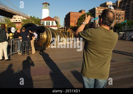 Besucher schauen am 29. Mai 2008 auf der Fulton Ferry Landing in Brooklyn, NY, USA in das Telectroscope. Das vom Londoner Künstler Paul St George erfundene Telectroscope verbindet Bilder zwischen New York und London im Schatten der Tower Bridge über Glasfaserkabel mit nur 3 Sekunden Verzögerung. Foto von Gregorio Binuya/ABACAPRESS.COM Stockfoto