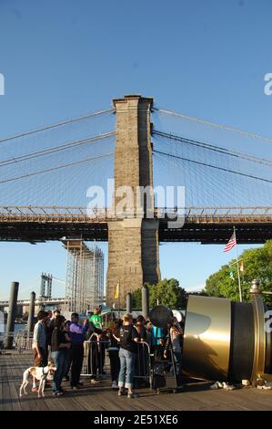 Besucher schauen am 29. Mai 2008 auf der Fulton Ferry Landing in Brooklyn, NY, USA in das Telectroscope. Das vom Londoner Künstler Paul St George erfundene Telectroscope verbindet Bilder zwischen New York und London im Schatten der Tower Bridge über Glasfaserkabel mit nur 3 Sekunden Verzögerung. Foto von Gregorio Binuya/ABACAPRESS.COM Stockfoto