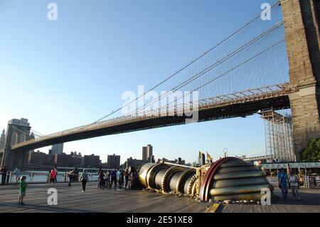 Besucher schauen am 29. Mai 2008 auf der Fulton Ferry Landing in Brooklyn, NY, USA in das Telectroscope. Das vom Londoner Künstler Paul St George erfundene Telectroscope verbindet Bilder zwischen New York und London im Schatten der Tower Bridge über Glasfaserkabel mit nur 3 Sekunden Verzögerung. Foto von Gregorio Binuya/ABACAPRESS.COM Stockfoto