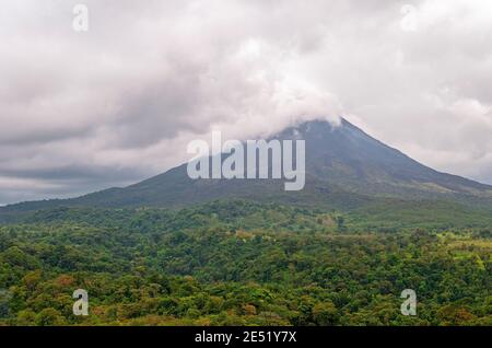 Arenal Vulkan mit tropischem Regenwald, La Fortuna, Costa Rica. Stockfoto