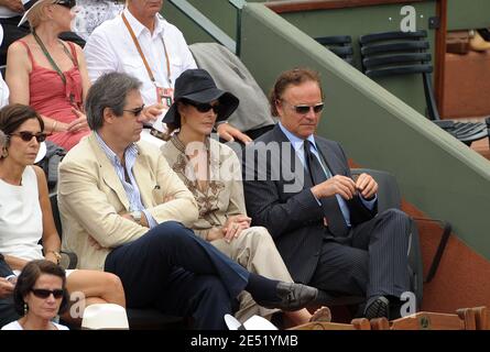 Carole Bouquet, ihr Freund Claudio Costamagna und Guillaume Durand nehmen am 2008 1. Juni 2008 an den French Tennis Open im Roland Garros Stadion in Paris, Frankreich, Teil. Foto von Giancarlo Gorassini/ABACAPRESS.COM Stockfoto