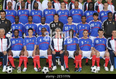 Die Fußballnationalspieler der französischen Nationalmannschaft, die an der EM 2008 teilnehmen, posieren für das offizielle Foto (erste Reihe, L-R, Sidney Govou, Samir Nasri, Patrick Vieira, Raymond Domenech, Lilian Thuram, Karim Benzema und Willy Sagnol. Zweite Reihe, L-R, Sebastien Frey Lassana Diarra, Patrice Evra Claude Makelele, Gregory Coupert, Franck Ribery, Florent Malouda, Jeremy Toulalan und Steve Mandanda. Dritte Reihe, L-R, Nicolas Anelka, Eric Abidal, William Gallas, Thierry Henry, Francois Clerc, Jean-Alain Boumsong, Bafetimbi Gomis und Francois Clerc in Clairefontaine, bei Paris, Frankreich am 1. Juni, Stockfoto