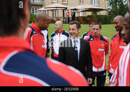 Von links nach rechts: Thierry Henry, der französische Präsident Nicolas Sarkozy, Franck Ribery und Nicolas Anelka im französischen Trainingszentrum in Clairefontaine während der Vorbereitung der Fußballmannschaft auf die kommende EM 2008 in der Nähe von Paris, Frankreich am 2. Juni 2008. Fotos von Eric Hadj-Pool/ABACAPRESS.COM Stockfoto