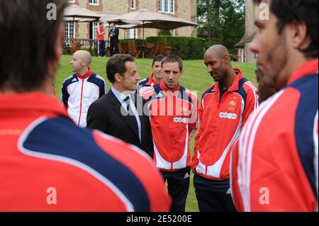 Von links nach rechts: Der französische Präsident Nicolas Sarkozy, Franck Ribery und Nicolas Anelka im französischen Trainingszentrum in Clairefontaine während der Vorbereitung der Fußballmannschaft auf die kommende EM 2008 in der Nähe von Paris am 2. Juni 2008. Fotos von Eric Hadj-Pool/ABACAPRESS.COM Stockfoto