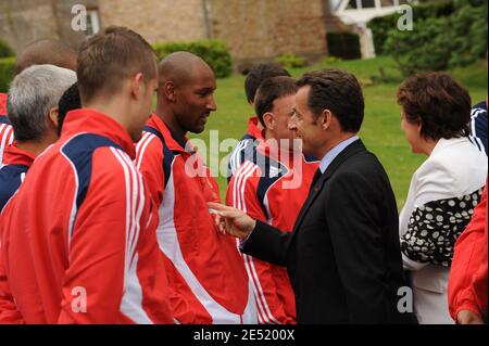 Von links nach rechts: Der französische Präsident Nicolas Sarkozy und der Gesundheits- und Sportminister Roselyne Bachelot-Narquin, Nicolas Anelka und Franck Ribery im französischen Trainingszentrum in Clairefontaine während der Vorbereitung der Fußballmannschaft auf die kommende EM 2008 in der Nähe von Paris am 2. Juni 2008. Fotos von Eric Hadj-Pool/ABACAPRESS.COM Stockfoto