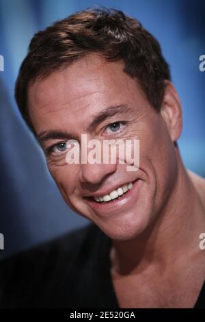 EXKLUSIV - Jean-Claude Van Damme nimmt am 2. Juni 2008 an der Aufzeichnung einer Fernsehsendung in Paris Teil. Foto von Greg Soussan/ABACAPRESS.COM Stockfoto