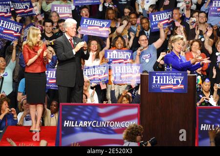 (L-R) Chelsea Clinton, der ehemalige US-Präsident Bill Clinton und die hoffnungsvolle Präsidentschaftskandidatin Hillary Clinton begrüßen Unterstützer, als sie am 3. Juni 2008 bei ihrer letzten primären Nachtparty am Baruch College in New York City, NY, USA, ankommt. Der Senator aus New York sprach nach den letzten Vorwahlen in Montana und South Dakota mit Unterstützern. Clinton hat ihre Kampagne nicht offiziell beendet, obwohl der Gegner Sen. Barack Obama (D-IL) genug Delegierte verdient hat, um die Nominierung zu erreichen. Foto von Gregorio Binuya/ABACAPRESS.COM Stockfoto