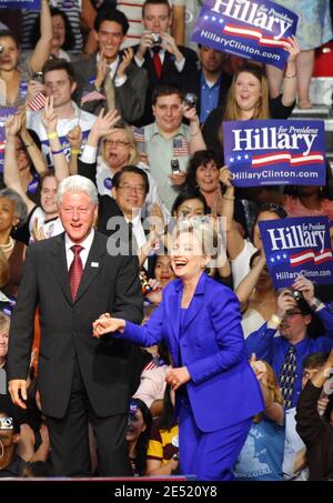 Der ehemalige US-Präsident Bill Clinton und die hoffnungsvolle Präsidentschaftskandidatin Hillary Clinton begrüßen Unterstützer, als sie am 3. Juni 2008 bei ihrer letzten primären Nachtparty am Baruch College in New York City, NY, USA, ankommt. Der Senator aus New York sprach nach den letzten Vorwahlen in Montana und South Dakota mit Unterstützern. Clinton hat ihre Kampagne nicht offiziell beendet, obwohl der Gegner Sen. Barack Obama (D-IL) genug Delegierte verdient hat, um die Nominierung zu erreichen. Foto von Gregorio Binuya/ABACAPRESS.COM Stockfoto