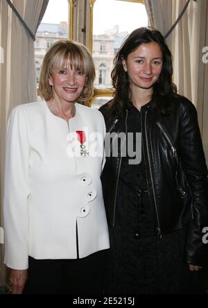 Eve Ruggieri (hier mit ihrer Tochter Marion) erhält am 4. Juni 2008 die Offiziersmedaille in 'L'ordre national de la Legion d'honneur' von Kulturministerin Christine Albanel in Paris, Frankreich. Foto von Denis Guignebourg/ABACAPRESS.COM Stockfoto