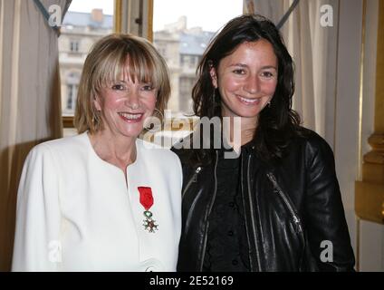 Eve Ruggieri (hier mit ihrer Tochter Marion) erhält am 4. Juni 2008 die Offiziersmedaille in 'L'ordre national de la Legion d'honneur' von Kulturministerin Christine Albanel in Paris, Frankreich. Foto von Denis Guignebourg/ABACAPRESS.COM Stockfoto