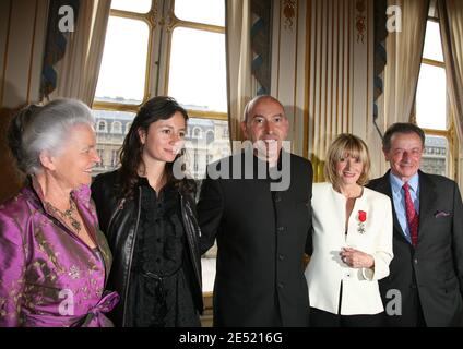 Eve Ruggieri (hier mit Ehemann und Tochter Marion) erhält am 4. Juni 2008 die Offiziersmedaille in 'L'ordre national de la Legion d'honneur' von Kulturministerin Christine Albanel in Paris, Frankreich. Foto von Denis Guignebourg/ABACAPRESS.COM Stockfoto