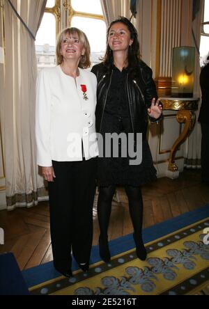 Eve Ruggieri (hier mit ihrer Tochter Marion) erhält am 4. Juni 2008 die Offiziersmedaille in 'L'ordre national de la Legion d'honneur' von Kulturministerin Christine Albanel in Paris, Frankreich. Foto von Denis Guignebourg/ABACAPRESS.COM Stockfoto