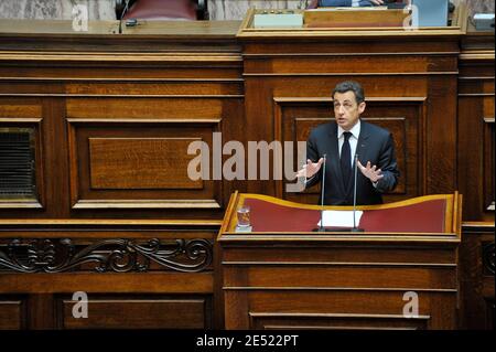 Präsident Nicolas Sarkozy hält am 6. Juni 2008 eine Kundschaft vor dem parlament in Athen, Griechenland, ab. Sarkozy kam am Freitag zu einem offiziellen Besuch nach Griechenland, der erste von einem französischen Staatsoberhaupt seit mehr als 25 Jahren. Sarkozy sprach in einer Zeremonie vor dem griechischen parlament, die in der Vergangenheit nur drei ausländischen Präsidenten verliehen wurde: Seinem Vorgänger Charles de Gaulle und den US-Präsidenten Dwight Eisenhower und George Bush Sr. Photo by Mousse/ABACAPRESS.COM Stockfoto