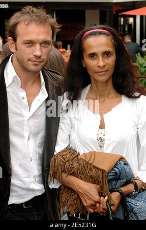 Vincent Perez und seine Frau Karine Silla kommen am 6. Juni 2008 im VIP-Bereich 'Le Village' während der French Tennis Open 2008 in der Roland Garros Arena in Paris an. Foto von Gorassini-Nebinger/ABACAPRESS.COM Stockfoto