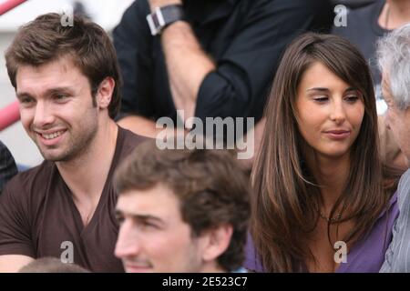 Toulouse's Vincent Clerc mit seiner Freundin Valerie Noves während des französischen Top 14 Rugby-Spiels Toulouse gegen Bourgoin im Ernest Wallon Stadion in Toulouse, Frankreich am 7. Juni 2008. Toulouse gewann 57-17. Foto von Alex/Cameleon/ABACAPRESS.COM Stockfoto