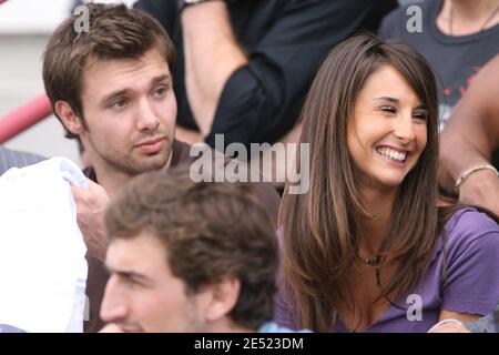 Toulouse's Vincent Clerc mit seiner Freundin Valerie Noves während des französischen Top 14 Rugby-Spiels Toulouse gegen Bourgoin im Ernest Wallon Stadion in Toulouse, Frankreich am 7. Juni 2008. Toulouse gewann 57-17. Foto von Alex/Cameleon/ABACAPRESS.COM Stockfoto